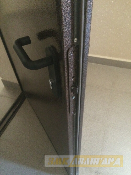 Металлическая тамбурная дверь с решеткой